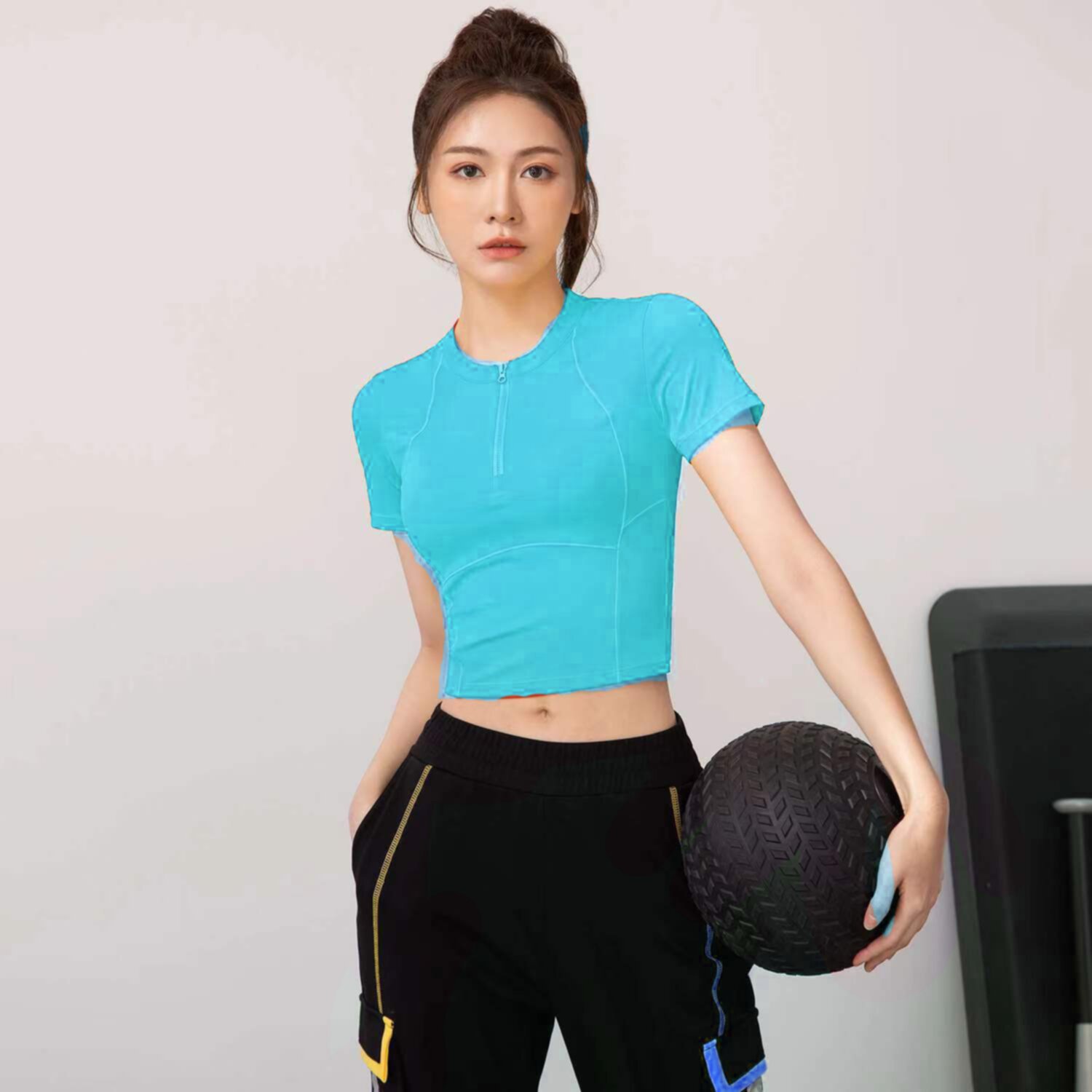 Short half-zip sports sleeve with exposed navel